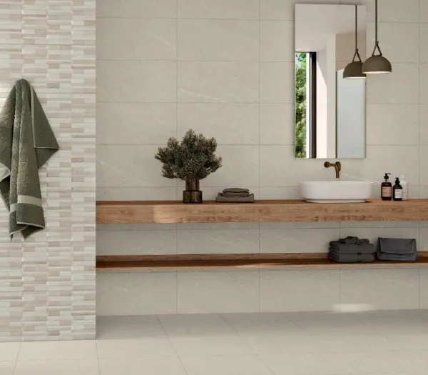Baño con azulejos efecto piedra, colección Halton de Alaplana