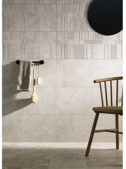 Baño con azulejos efecto piedra en tonos neutros, colección Haven de Peronda