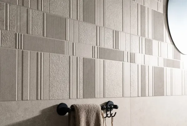 Baño con azulejos efecto piedra, colección Haven de Peronda