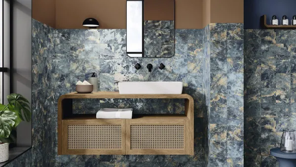 Baño con azulejos efecto piedra en tonos fríos, colección Himalayas de Ape