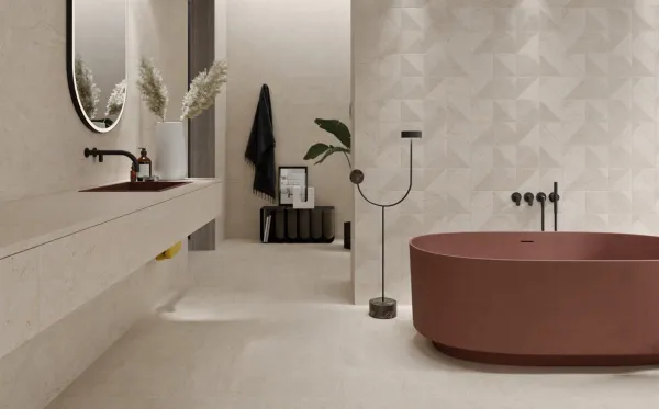 Baño con azulejos efecto piedra en tonos cálidos, colección Hudson de Colorker