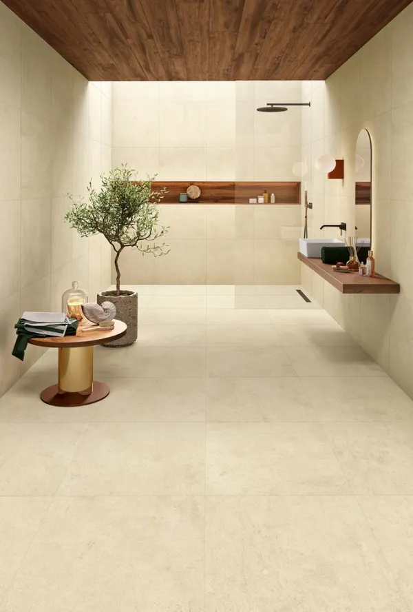 Baño con azulejos efecto piedra en tonos cálidos, colección Hybrid de Margres