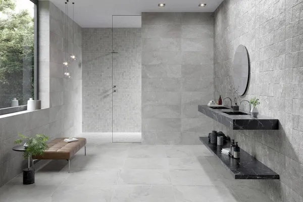 Baño con azulejos efecto piedra en tonos neutros, colección Iconic de Metropol