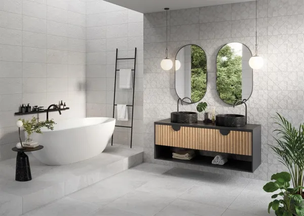 Baño con azulejos efecto piedra en tonos neutros, colección Iconic de Metropol
