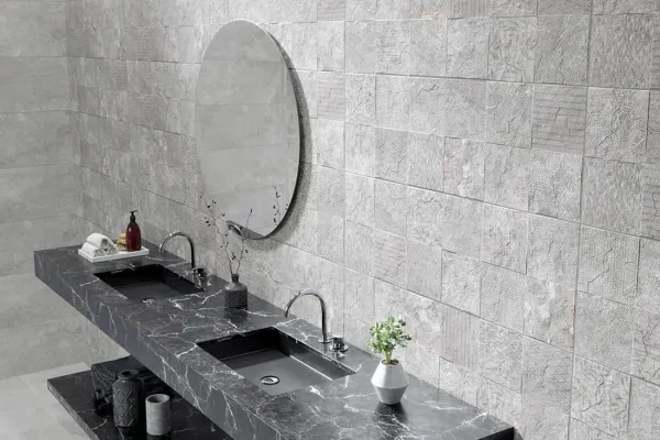 Baño con azulejos efecto piedra en tonos neutros, colección Iconic de Metropol