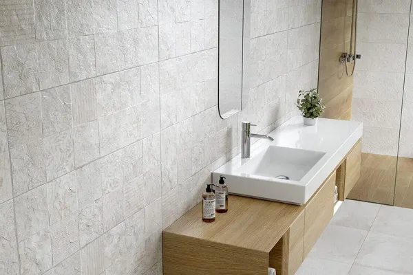 Baño con azulejos efecto piedra en tonos neutros, colección Iconic de Metropol