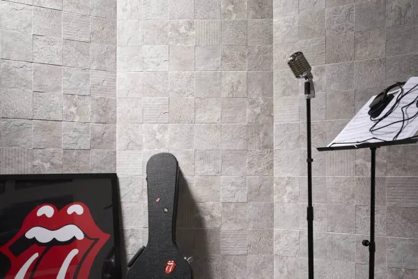 Baño con azulejos efecto piedra en tonos neutros, colección Iconic de Metropol
