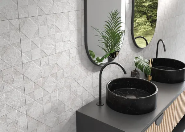 Baño con azulejos efecto piedra en tonos neutros, colección Iconic de Metropol
