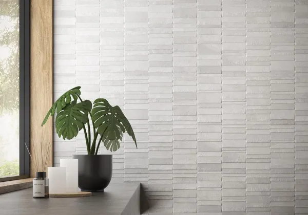 Baño con azulejos efecto piedra en tonos neutros, colección Iconic de Metropol