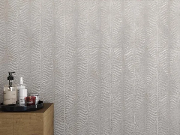 Baño con azulejos efecto piedra en tonos neutros, colección Isola de Metropol