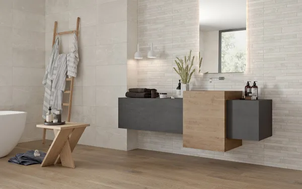 Baño con azulejos efecto piedra en tonos cálidos, colección Kainos de Colorker