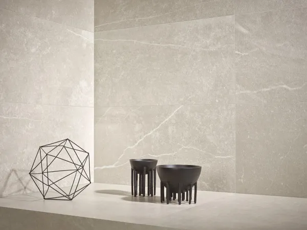 Baño con azulejos efecto piedra, colección Kainos de Colorker