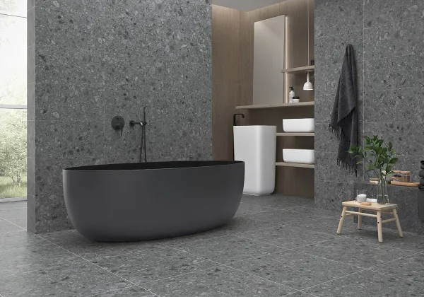 Baño con azulejos efecto piedra en tonos neutros, colección Kalksten - flodsten de Argenta