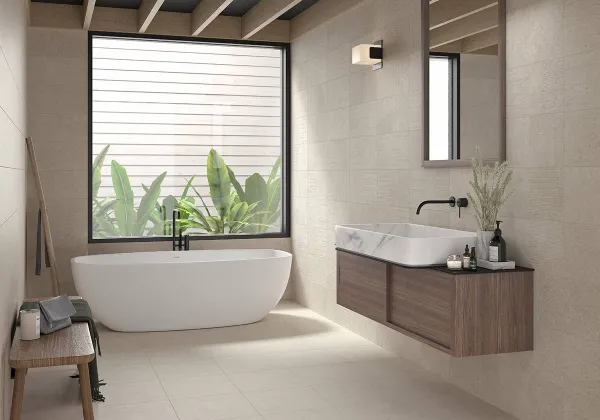 Baño con azulejos efecto piedra en tonos cálidos, colección Kalksten - flodsten de Argenta