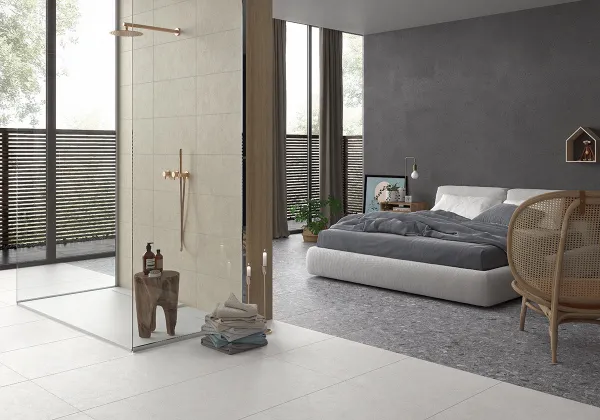Baño con azulejos efecto piedra en tonos neutros, colección Kalksten - flodsten de Argenta