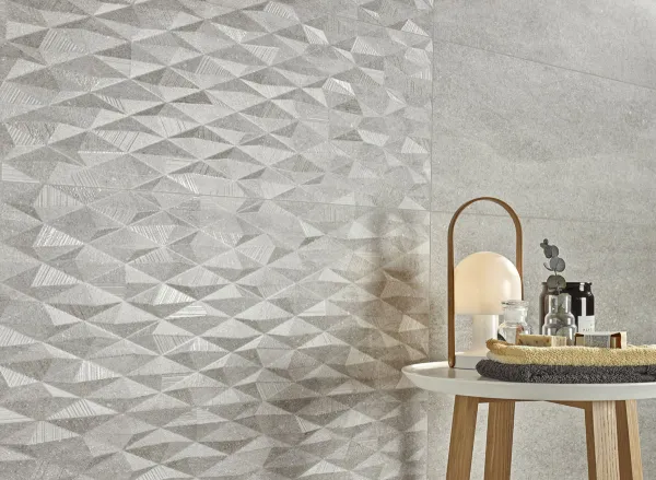 Baño con azulejos efecto piedra en tonos neutros, colección Kawaii de Colorker
