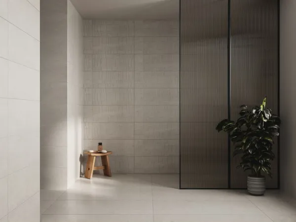 Baño con azulejos efecto piedra en tonos neutros, colección Khala de Argenta
