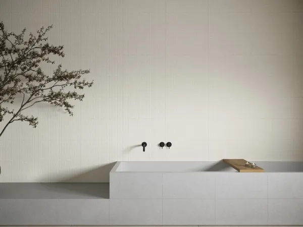 Baño con azulejos efecto piedra en tonos neutros, colección Khala de Argenta