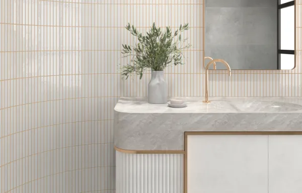 Baño con azulejos efecto piedra en tonos neutros, colección Kit-kat de Dune