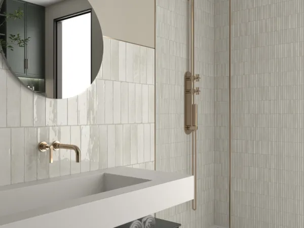 Baño con azulejos efecto piedra en tonos neutros, colección Kit-kat de Dune