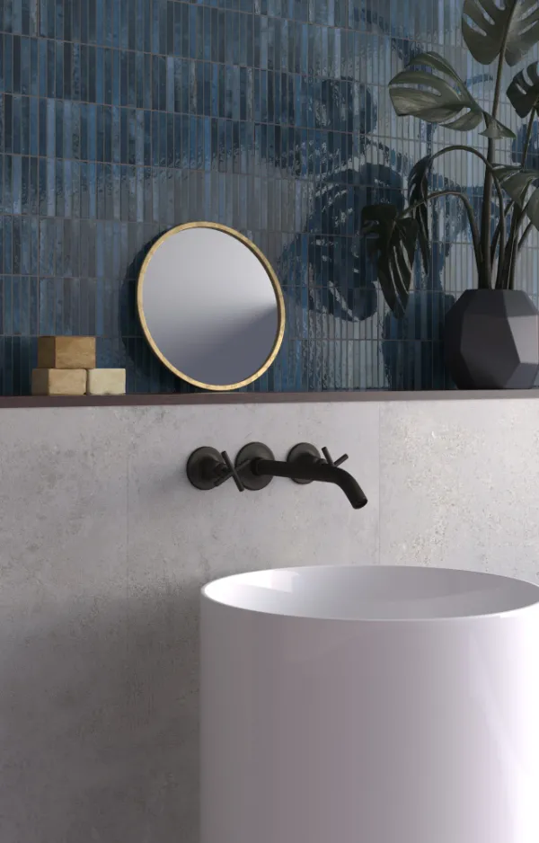 Baño con azulejos efecto piedra en tonos fríos, colección Kit-kat de Dune