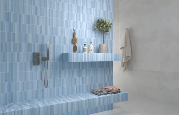 Baño con azulejos efecto piedra en tonos fríos, colección Kit-kat de Dune