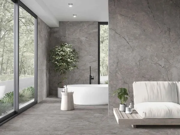 Baño con azulejos efecto piedra en tonos neutros, colección Kronos de Baldocer