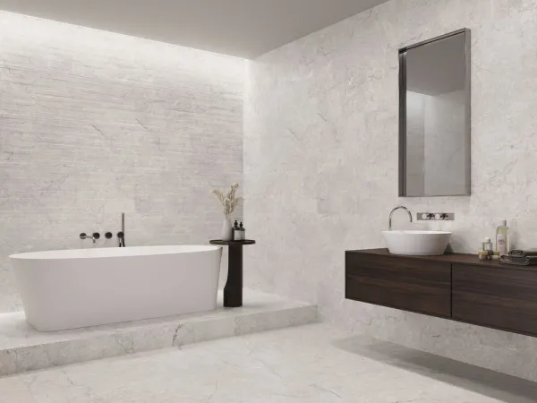 Baño con azulejos efecto piedra en tonos neutros, colección Kronos de Baldocer