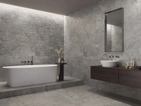 Baño con azulejos efecto piedra en tonos neutros, colección Kronos de Baldocer