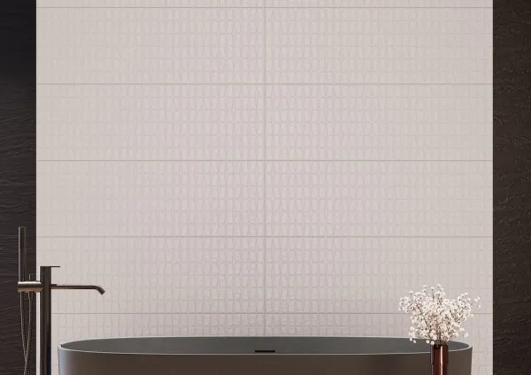 Baño con azulejos efecto piedra, colección Leira de Metropol