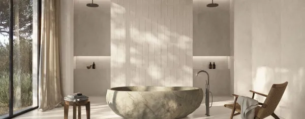 Baño con azulejos efecto piedra en tonos cálidos, colección Lemans de Peronda