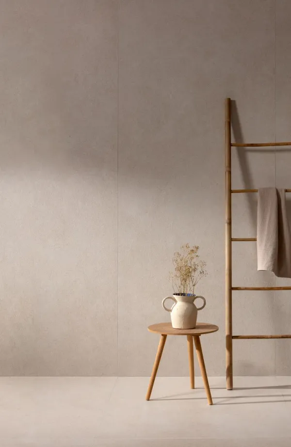 Baño con azulejos efecto piedra en tonos cálidos, colección Lemans de Peronda