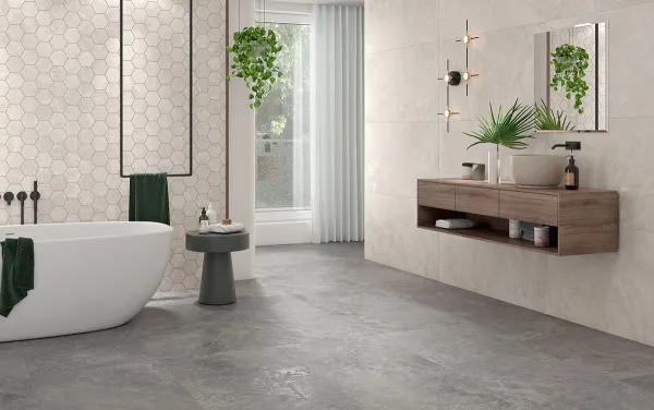 Baño con azulejos efecto piedra en tonos neutros, colección Liberty de Colorker