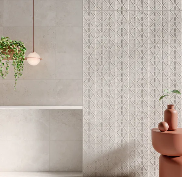Baño con azulejos efecto piedra en tonos cálidos, colección Liberty de Colorker