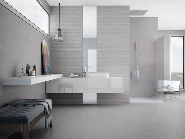 Baño con azulejos efecto piedra en tonos neutros, colección Light stone de Argenta