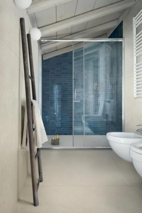 Baño con azulejos efecto piedra en tonos fríos, colección Limestone de Marazzi