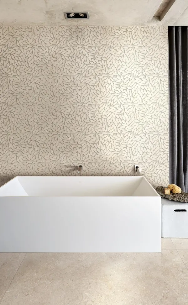 Baño con azulejos efecto piedra, colección Limestone de Marazzi