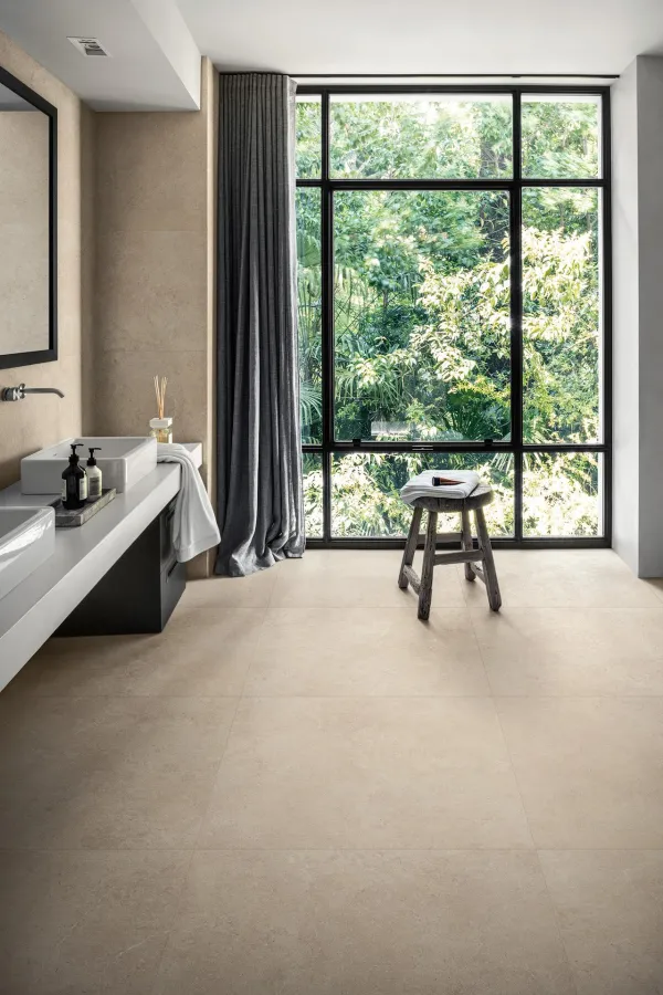 Baño con azulejos efecto piedra en tonos cálidos, colección Limestone de Marazzi