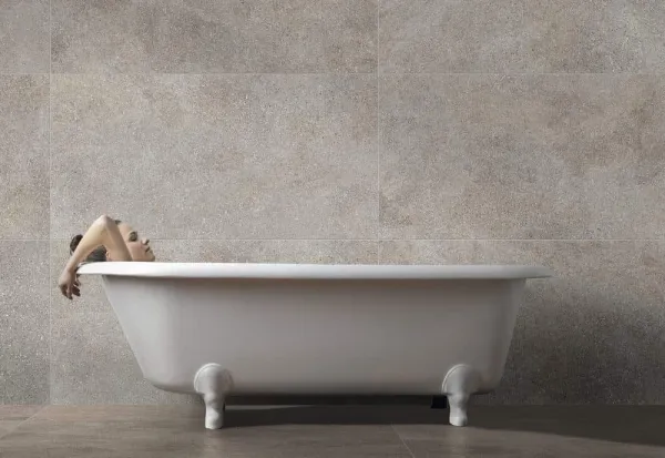 Baño con azulejos efecto piedra en tonos neutros, colección Livermore de ROCERSA