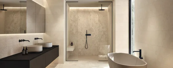 Baño con azulejos efecto piedra en tonos cálidos, colección Loire de Peronda