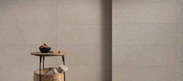 Baño con azulejos efecto piedra en tonos cálidos, colección Loire de Peronda