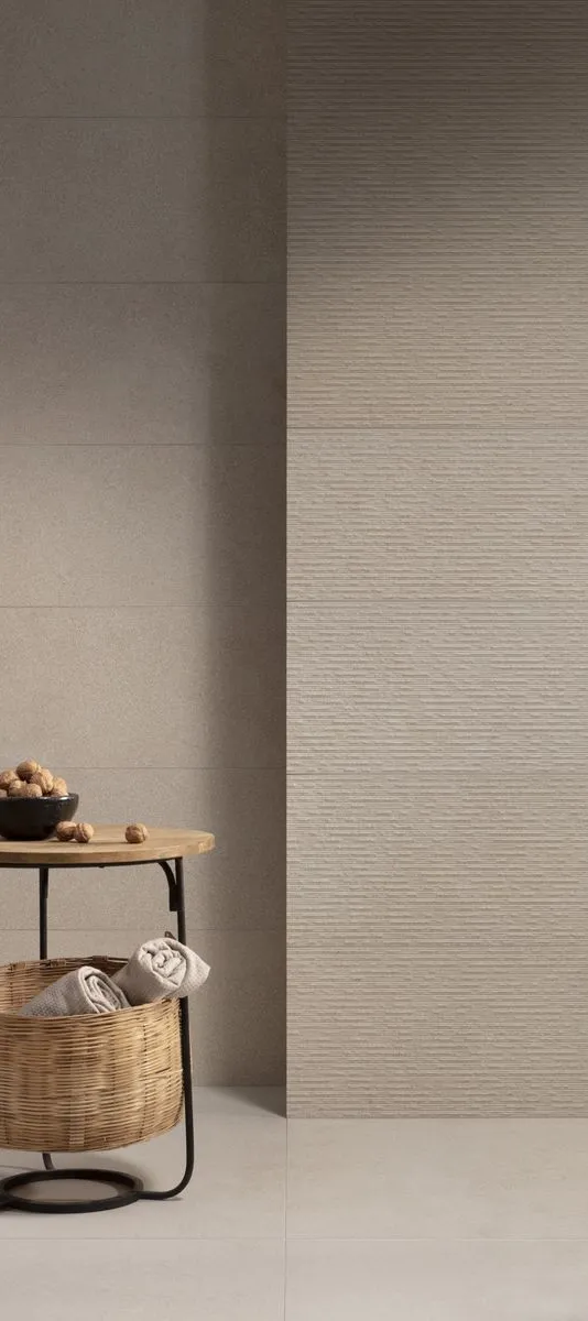Baño con azulejos efecto piedra en tonos cálidos, colección Loire de Peronda