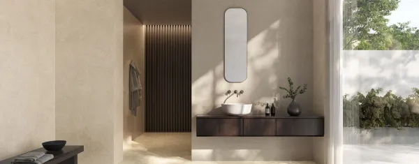 Baño con azulejos efecto piedra en tonos cálidos, colección Loire de Peronda