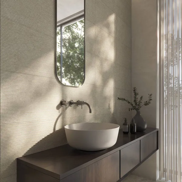 Baño con azulejos efecto piedra en tonos cálidos, colección Loire de Peronda