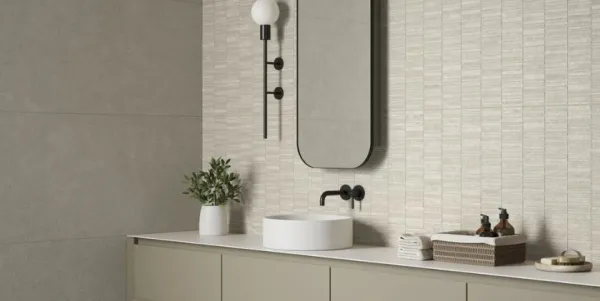 Baño con azulejos efecto piedra en tonos neutros, colección Lowell de Argenta