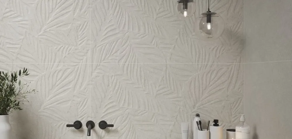 Baño con azulejos efecto piedra en tonos neutros, colección Lowell de Argenta