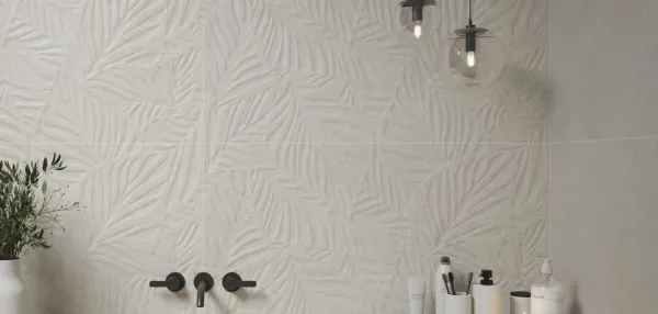 Baño con azulejos efecto piedra en tonos neutros, colección Lowell de Argenta