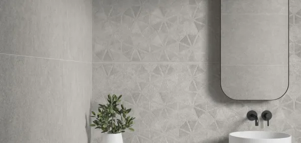 Baño con azulejos efecto piedra en tonos neutros, colección Lowell de Argenta