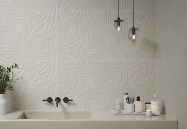Baño con azulejos efecto piedra en tonos neutros, colección Lowell de Argenta