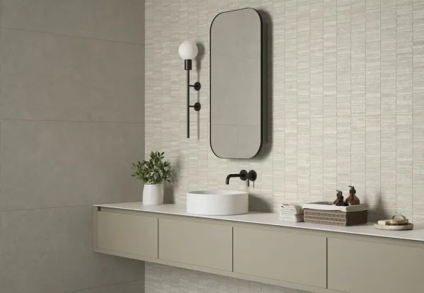 Baño con azulejos efecto piedra en tonos neutros, colección Lowell de Argenta